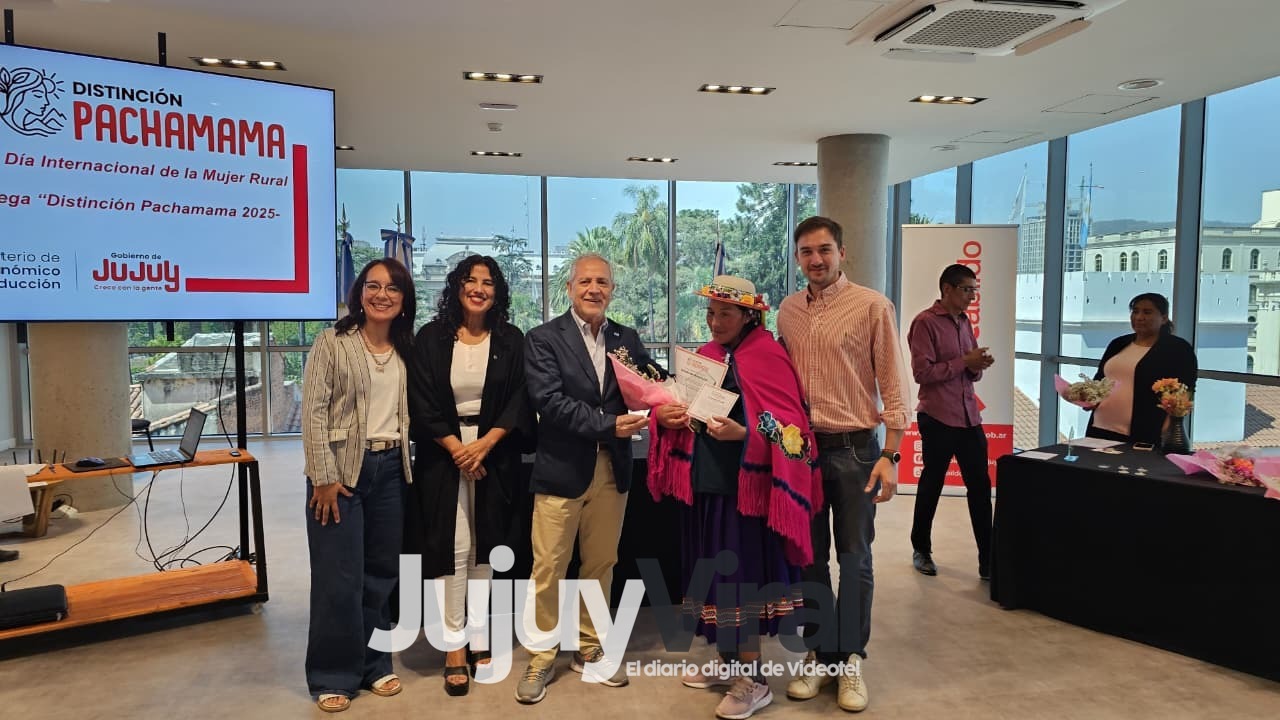 Entrega de Distinción Pachamama a mujeres rurales.