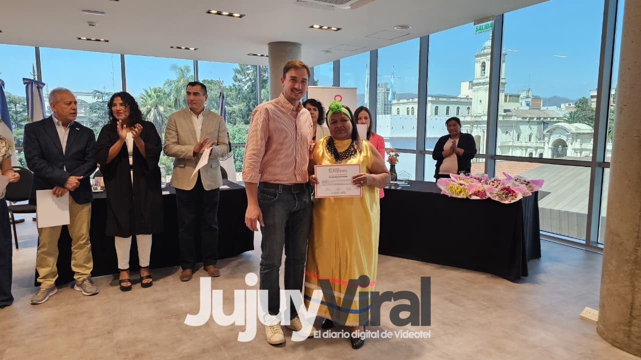 Entrega de Distinción Pachamama a mujeres rurales.