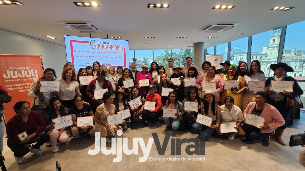 Entrega de Distinción Pachamama a mujeres rurales.